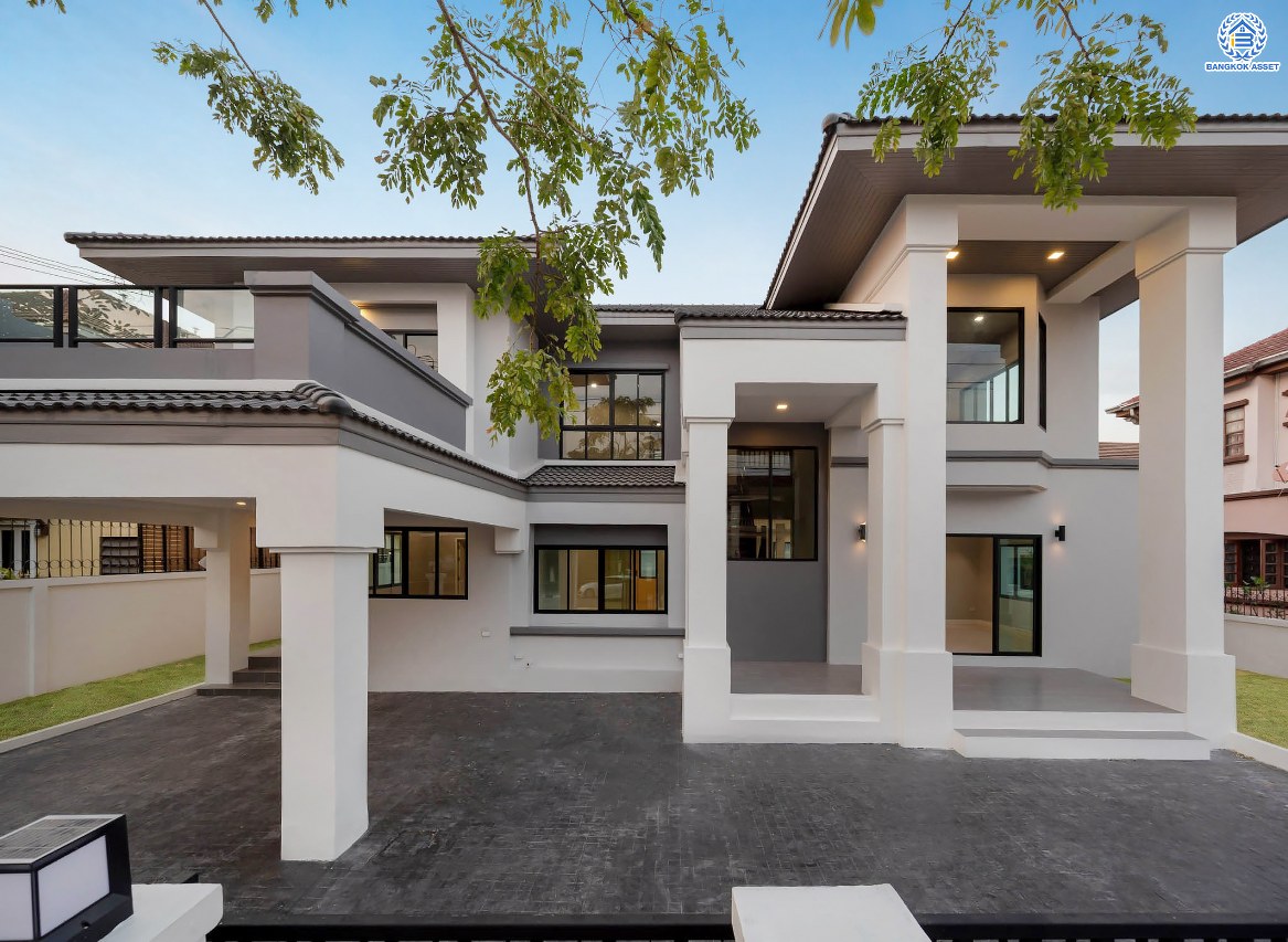 บ้านมือสองตกแต่งใหม่ โครงการ พฤกษ์ภิรมย์รีเจนท์ ปิ่นเกล้า บนสังคมคุณภาพจากแบรนด์ Q.House หลังใหญ่กว่า 113.4 ตร.ว. ดีไซน์ทันสมัยฟังก์ชัน 5 ห้องนอน (ห้องนอนชั้นล่าง 1 ห้อง) 5 ห้องน้ำ 1 ห้องแม่บ้าน จอดรถได้ 3 คัน บนที่สุดแห่งทำเลศักยภาพ หน้าโครงการติดถ.กาญจนาภิเษก เชื่อมต่อทุกการเดินทาง ใกล้จุดขึ้นทางด่วน "ศรีรัช" และรถไฟฟ้าสายสีม่วง "สถานีตลาดบางใหญ่"